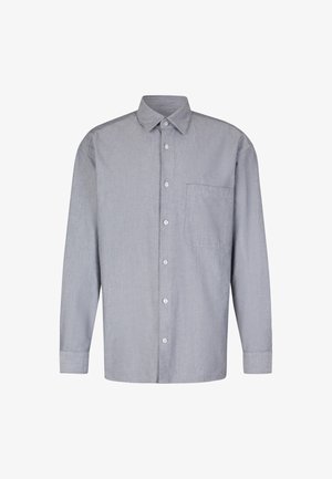 Camicia a maniche lunghe con bottoni in tessuto grigio chiaro, dotata di colletto classico, tasca frontale e chiusura con bottoni. Texture liscia con un design minimale.