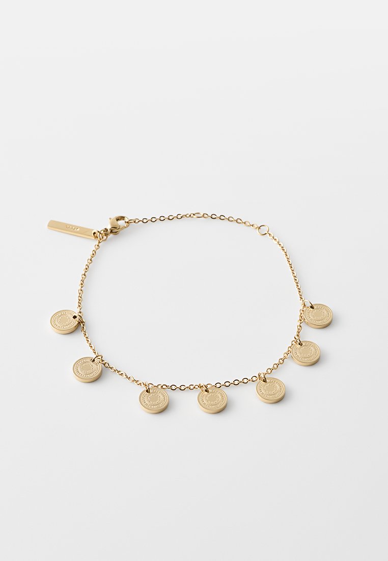 Goldene Kettenarmbänder mit fünf runden Anhängern mit geprägten Designs, verbunden durch kleine Kettenglieder. Glatte Textur, minimalistischer Stil.