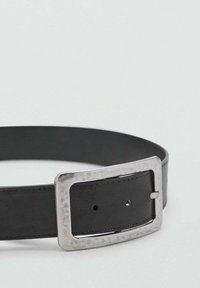 Zwarte leren riem met een rechthoekige, gesmeed zilveren metalen gesp en meerdere verstelgaten langs de band.
