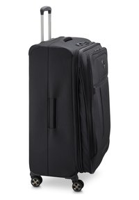 Maleta rodante negra hecha de tejido texturizado, con un mango telescópico, cremalleras dobles y ruedas de rodaje suave. Incluye un asa lateral.