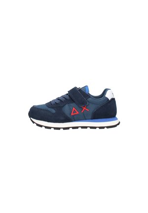 Sneaker bambino blu navy con loghi a triangolo rosso e X, strap in velcro, patch bianco sul tallone e suola in gomma nera con striscia blu nella suola intermedia.