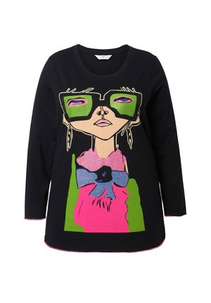 Zwart langemouwen T-shirt met een grafisch ontwerp van een personage met groene bril, roze accenten en een blauwe strikdetail.