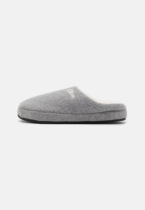 Grijze gevoerde slipper met een zachte binnenvoering, gladde oppervlakte, ronde neus en zwarte rubberen zool. Bevat een subtiel logodetail.
