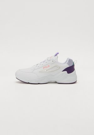 Baskets de sport blanches avec des accents violets et verts, dotées d'une tige synthétique texturée, d'un col rembourré et de lacets. Logo de la marque affiché.