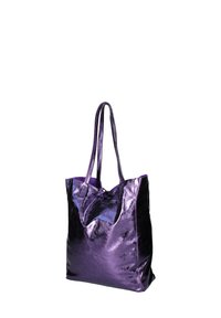 Borsa tote viola metallica con una superficie liscia, due manici per la spalla e apertura superiore. Il tessuto è lucido e leggermente sgualcito.