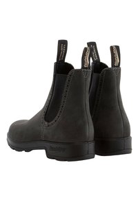 Zwarte leren Chelsea-boots met elastische zijkanten en een ronde neus. Voorzien van een trekhaak en een merkaanpassing aan de achterkant. Duurzame rubberen zool.