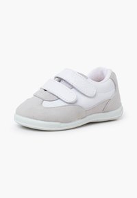 Grijs en witte sneaker, gemaakt van suede en synthetische materialen, met een laag profiel ontwerp en twee klittenbandsluitingen voor een stevige pasvorm.