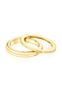 Dwa połączone pierścienie wykonane z polerowanego metalu w kolorze złota, z gładkimi krawędziami i subtelnym tłoczonym detalem na jednej opasce.