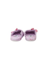 Pantofole rosa con motivi floreali, tessuto morbido, suola piatta e fiocchi decorativi sui lati. Interno leggero e imbottito.
