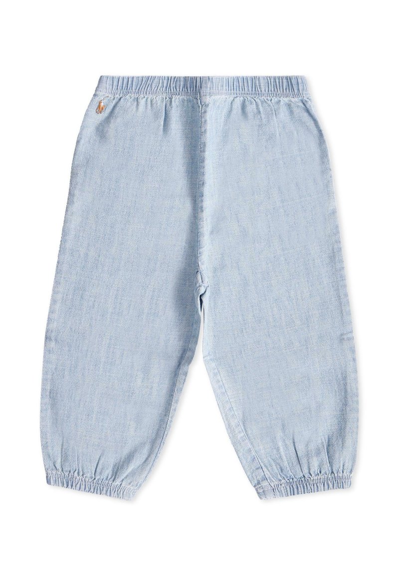 Pantalons en denim bleu clair avec une taille élastique, des poignets froncés et une coupe décontractée. Texture lisse avec une légère décoloration.