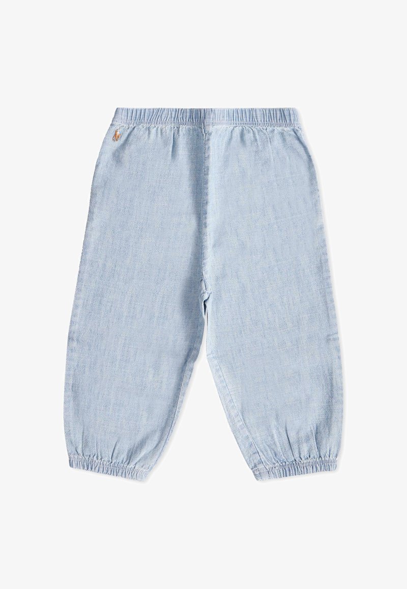 Pantalons en denim bleu clair avec une taille élastique, des poignets froncés et une coupe décontractée. Texture lisse avec une légère décoloration.