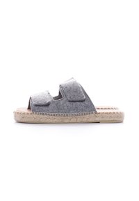 Sandali aperti grigi con due fasce in velcro, dotati di una suola in juta intrecciata naturale e dettagli di cucitura lungo il bordo.