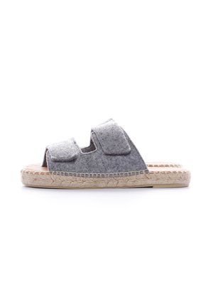 Sandali aperti grigi con due fasce in velcro, dotati di una suola in juta intrecciata naturale e dettagli di cucitura lungo il bordo.