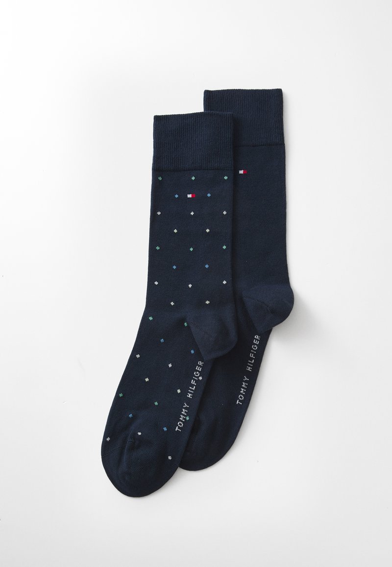 Marine sokker med prikmønster i hvid, grøn og blå, med ribbet kant og mærket område ved tæerne der står "TOMMY HILFIGER."