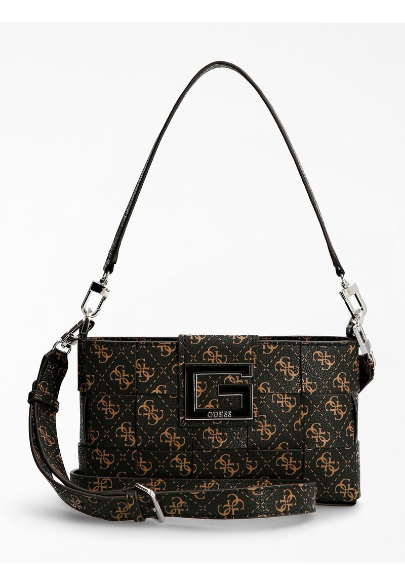 Svart och brun Guess-väskan med monogrammönster, rektangulär form, kort handtag och avtagbar axelrem. Utrustad med silverfärgad metall.