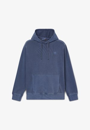 Modrý pulovr s kapucí a přední klokaní kapsou, nastavitelnými šňůrkami, žebrovanými manžetami a malým vyšívaným logem stromu na levé straně hrudi.