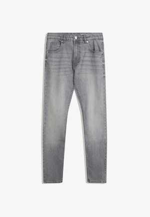 Szürke farmernadrág, slim fit fazonnal, öt zsebbel, gombos zipzárral és enyhe kopással. Az anyag sima textúrájú.