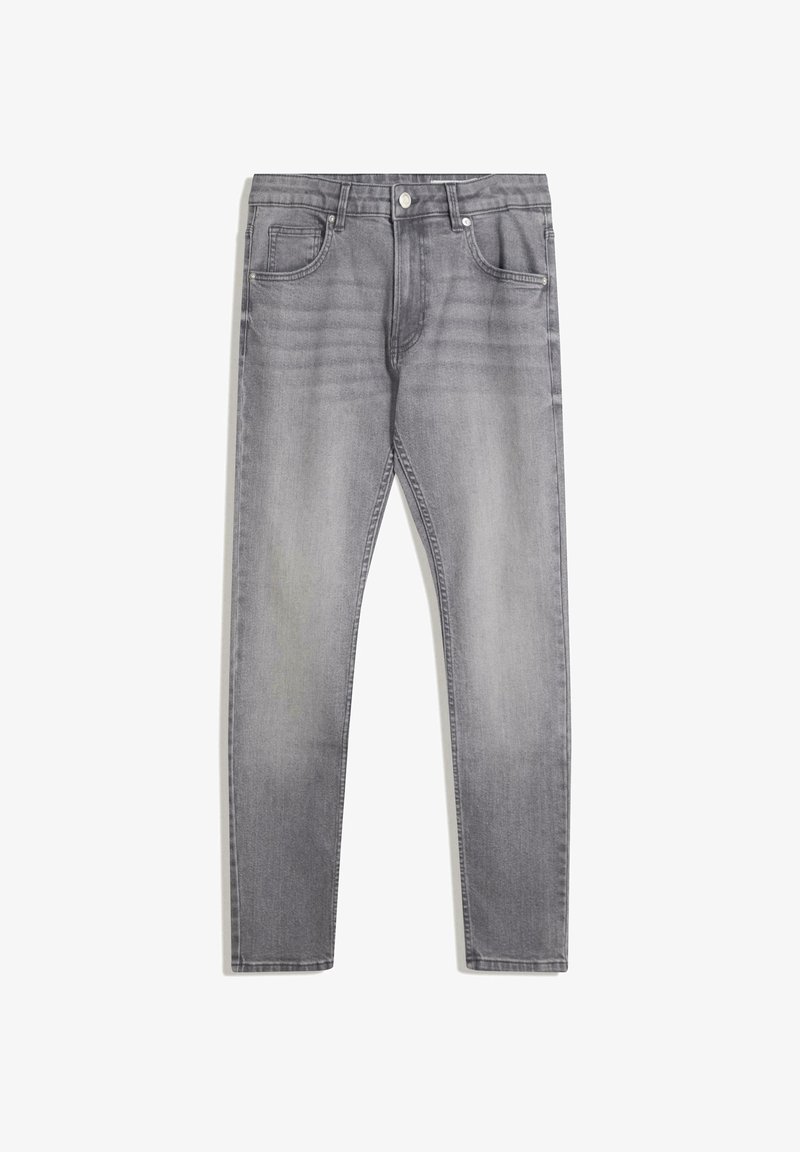 Szürke farmernadrág, slim fit fazonnal, öt zsebbel, gombos zipzárral és enyhe kopással. Az anyag sima textúrájú.