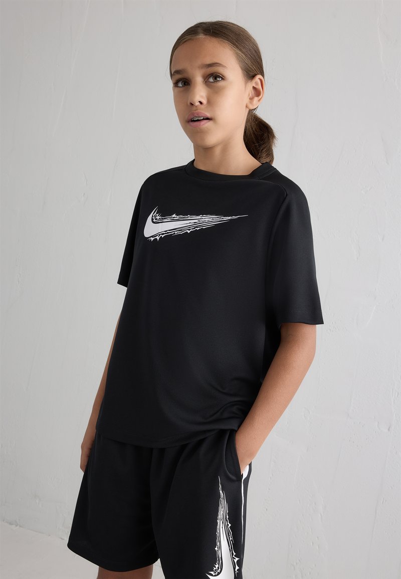 Svart treningsantrekk med en kortermet fukttransporterende skjorte med hvit Nike-logo og matchende shorts med hvite sideakenter.
