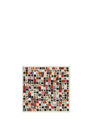 Kwadratowa tkanina z kolorowymi literami, słowami takimi jak „LATO”, „LODY” oraz małymi ikonami muszelek, rozgwiazd, okularów przeciwsłonecznych i serc ułożonymi w siatkę.