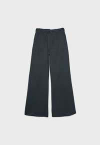 Donkergrijze wijde broek gemaakt van zachte stof, met een elastische tailleband. Het ontwerp is eenvoudig zonder patronen of accenten.