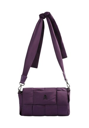 Borsa a spalla patchwork viola con tracolla removibile e accentuazione a nodo. Presenta un piccolo logo a teschio sul davanti e una superficie liscia.
