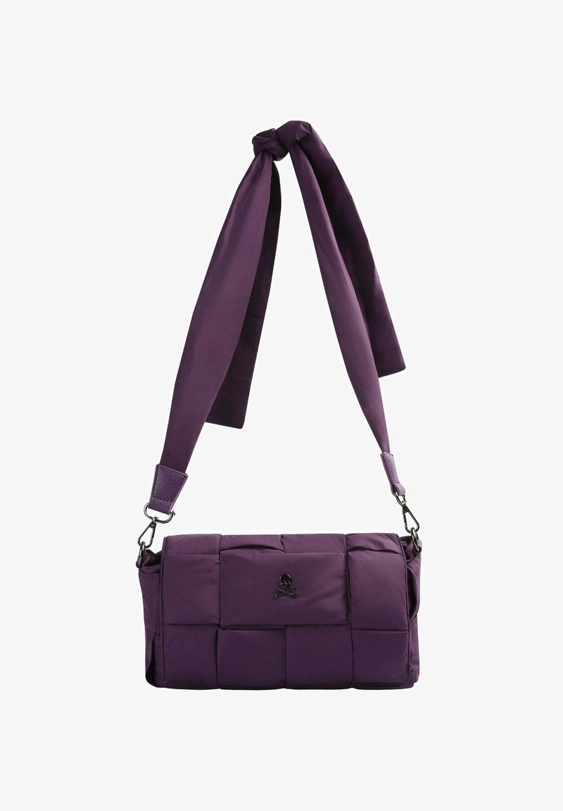 Violetti tikattu olkalaukku, jossa on irrotettava hihna ja solmeiluaksentti. Edessä on pieni pääkallologo ja sileä pinta.