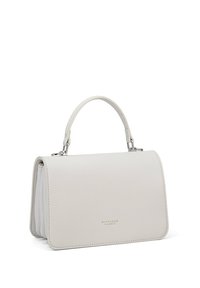 Borsa bianca texture con forma strutturata, manico curvo, hardware metallico e chiusura a patta. Logo impresso sul davanti.