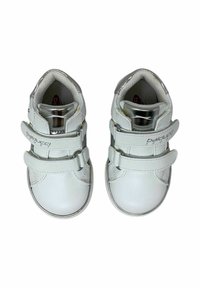 Sneakers bianchi per bambini con accenti argentati, due fasce in Velcro ciascuna, e il marchio "balducci sport" su uno sfondo bianco.