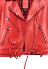 Rode leren motorjacket met zilveren ritsen en drukknopen, voorzien van meerdere ritszakken en een zwart patroonvoering.