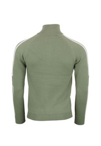 Pull vert tricoté avec un col montant, présentant des bandes blanches sur les côtés ainsi que des poignets et un ourlet côtelés. Texture lisse, coupe ajustée.