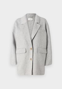 Blazer de lana gris, diseño estructurado, con solapa muesca, dos bolsillos frontales, dos botones de madera, textura suave, corte relajado, estilo minimalista.