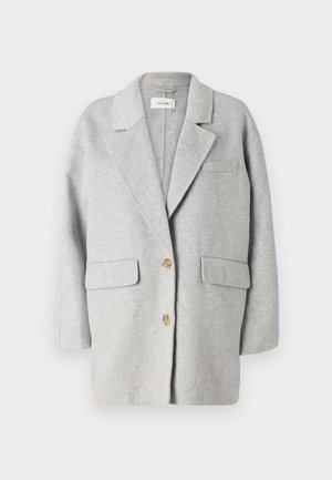 Blazer gri din lână, design structurat, rever clasic, două buzunare frontale, două butoane din lemn, textură moale, croială relaxată, stil minimalist.