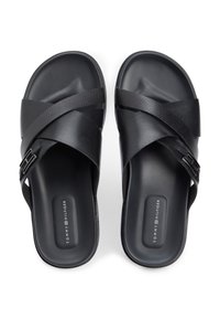 Μαύρα σανδάλια με λουριά σταυρωτά από λείο συνθετικό υλικό. Διαθέτουν υφασμένη λωρίδα και λογότυπο στην επενδυμένη με μαξιλάρι σόλα.