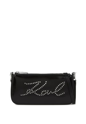 Schwarze Handtasche aus lackiertem Leder mit einem Reißverschluss. Verziert mit silbernen Nieten, die ein schwungvolles Textdesign auf der Vorderseite bilden. Umhängeriemen inklusive.