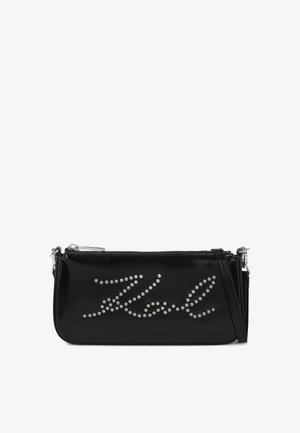 Must cemendi nahk käekott lukuga. Ees on kaunistatud hõbedaste nupudega, mis moodustavad kursi teksti kujunduse. Kaasa tuleb crossbody rihm.