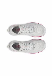 Zapatillas deportivas blancas con parte superior de malla, detalles rosas en la suela y cordones planos. Cuentan con orificios de ventilación y una lengüeta en el talón.