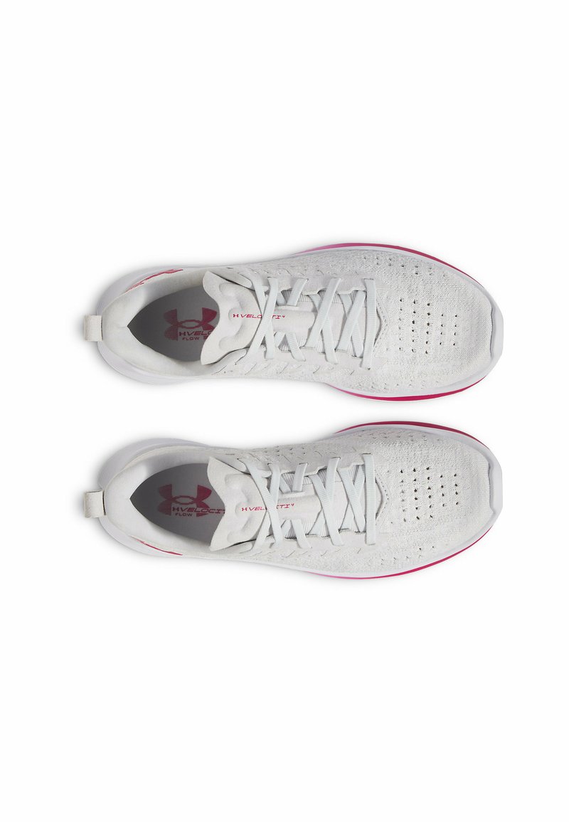 Chaussures de sport blanches avec une tige en mesh, des accents roses sur la semelle et des lacets plats. Comprend des trous de ventilation et une languette à l'arrière.