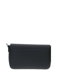 Borsa a pochette nera in pelle con superficie testurizzata, forma rettangolare e pattina pieghevole. Include una catena metallica rimovibile.