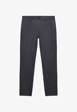 Tmavošedé nohavice vyrobené z textúrovanej tkaniny, s šikmými prednými vreckami, zapínaním na gombík a úzkym strihom.