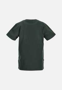 Ciemnozielona koszulka z krótkim rękawem, wykonana z bawełny, z okrągłym dekoltem i prostym krojem, z małą metką na bocznej szwie.