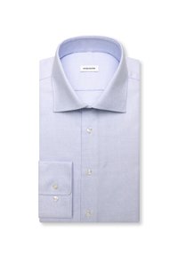 Chemise habillée homme bleu clair texturée avec col large et poignets boutonnés, soigneusement pliée, étiquette de la marque visible à l’intérieur du col.