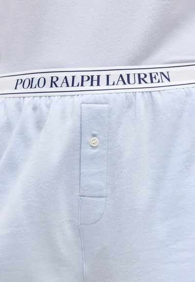 Ανοιχτό μπλε ανδρικά μπόξερ σορτς με κουμπιά μπροστά και λευκή ζώνη μέσης με την επιγραφή "POLO RALPH LAUREN" σε μπλε ναυτικό χρώμα.