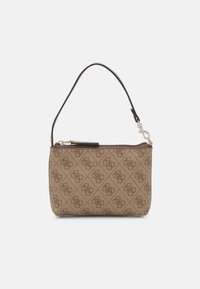 Sac à main en cuir marron avec un motif, une fermeture éclair, une courte bandoulière et un fermoir en argent. Il présente un logo sur le devant et une forme rectangulaire.