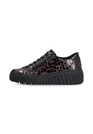 Baskets à plateforme noires avec dessus brillant à motif crocodile, fermeture éclair latérale et semelle épaisse côtelée, vues de côté extérieur.