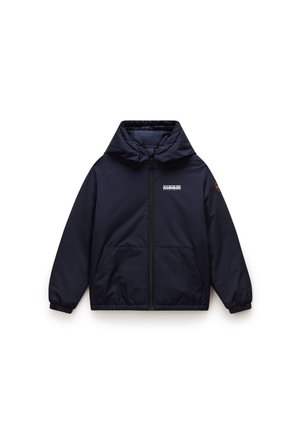 Marineblauwe gewatteerde jas met capuchon, voorzak met rits en twee grote zakken. Beschikt over elastische manchetten en een logopatch op de linkermouw.