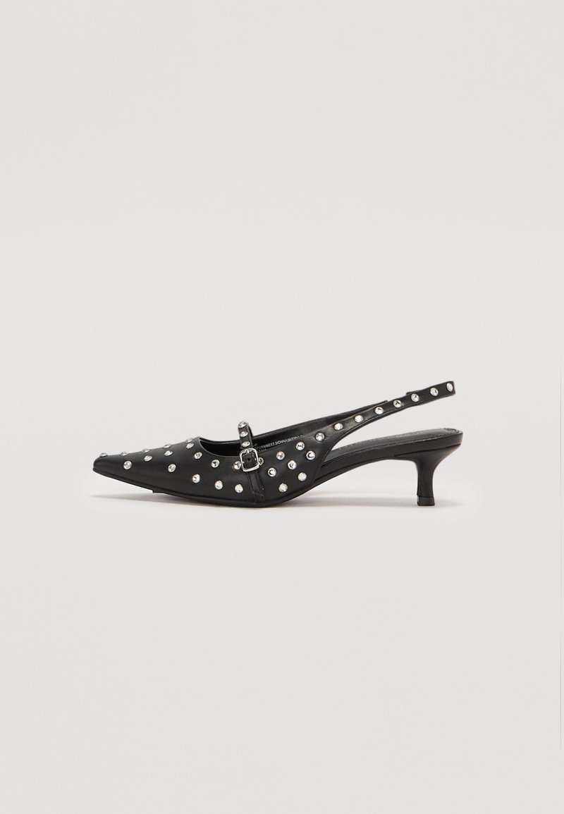 Čierne slingback topánky s špičatou špičkou, zdobené striebornými cvokmi, so slabým opätkom a detailom s prackou.