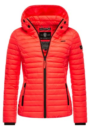 Rote isolierte Jacke mit Kapuze, vertikaler Steppstruktur, schwarzen Reißverschlussöffnungen und Akzentdetails an Ärmeln und Taschen.