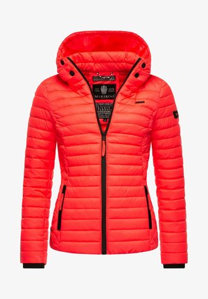 Rote isolierte Jacke mit Kapuze, vertikaler Steppstruktur, schwarzen Reißverschlussöffnungen und Akzentdetails an Ärmeln und Taschen.