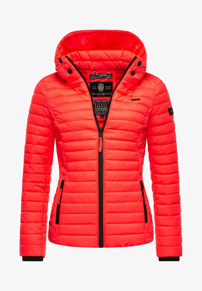 Czerwona ocieplana kurtka z kapturem, z pionową pikowaną fakturą, czarnymi zamkami błyskawicznymi oraz akcentami na rękawach i kieszeniach.